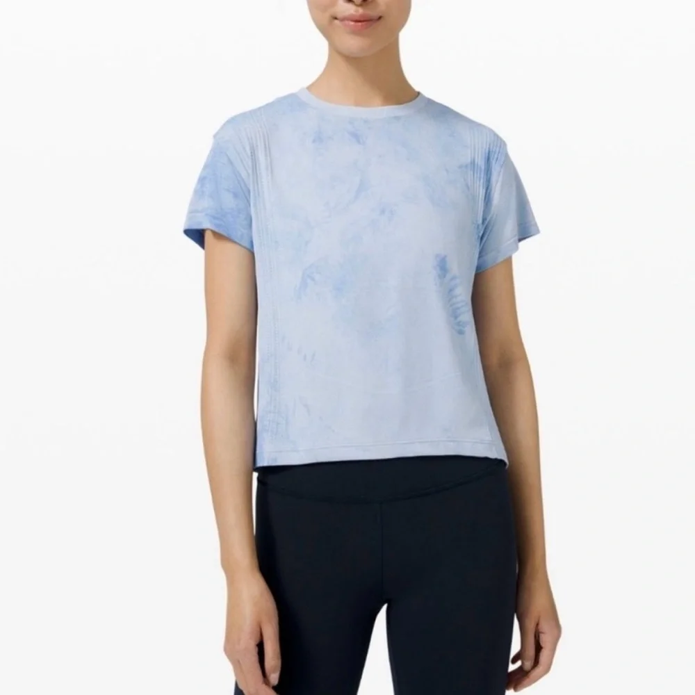 Lululemon Train To Be Short Sleeve Shirt in Blue Tie Dye Size 8 - Picture 1 of 5